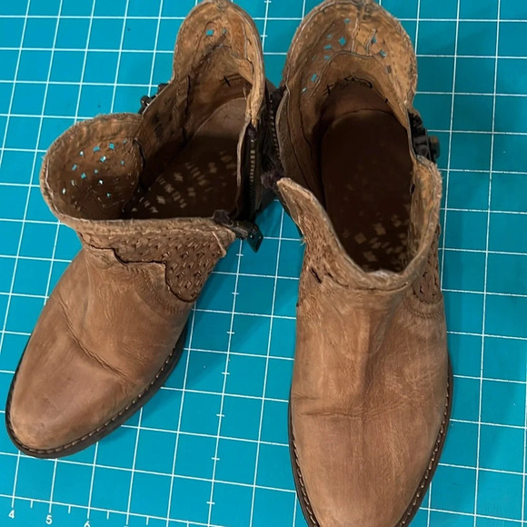 Circle G by Coral Distressed Tan Cutout Shortie Boot - Picture 9 of 12